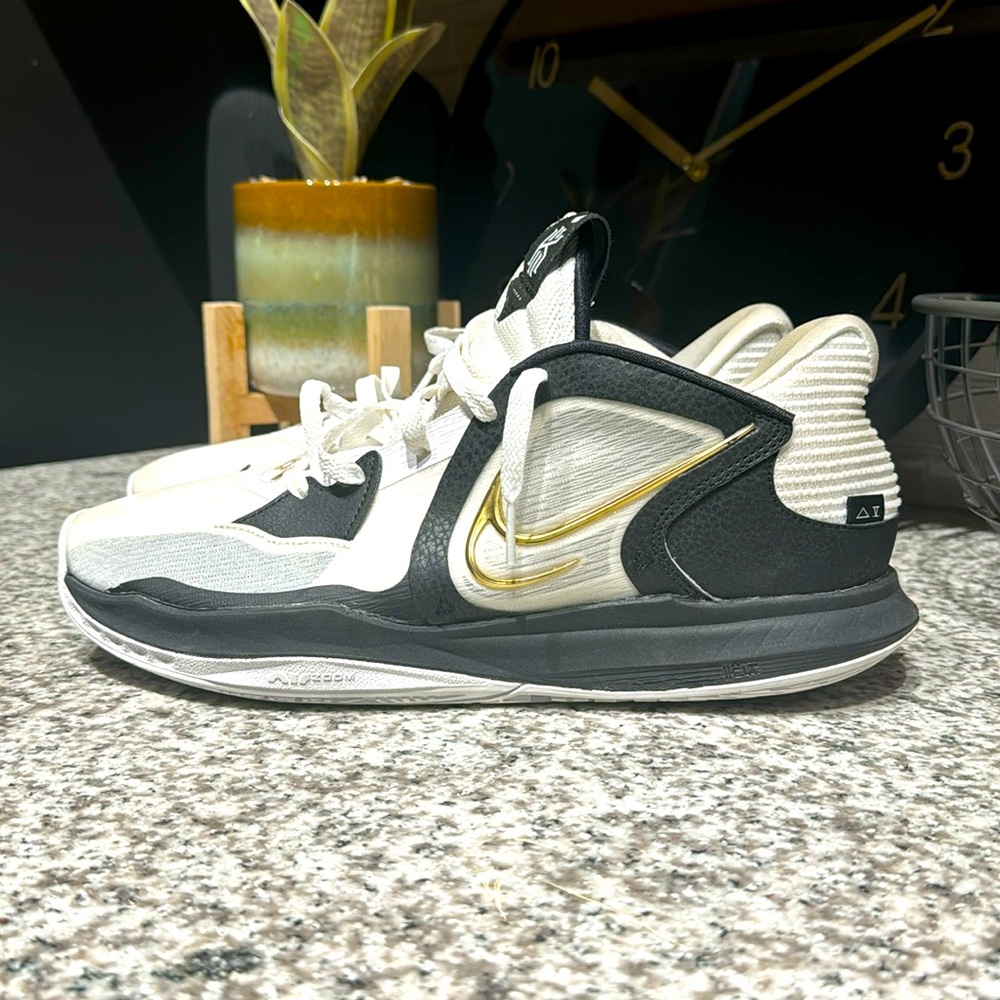 Nike Kyrie Low 5
White Gold